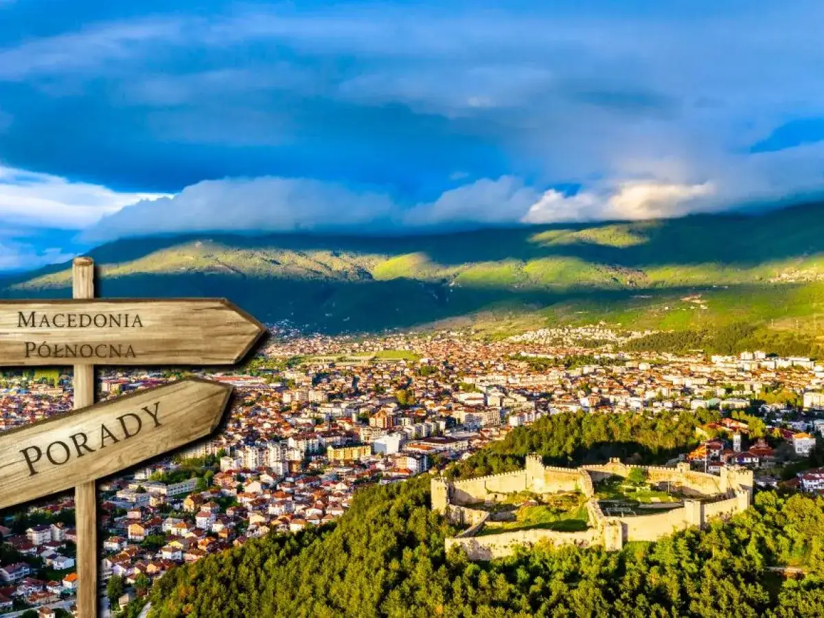 Widok na miasto z zamkiem i drogowskazami
