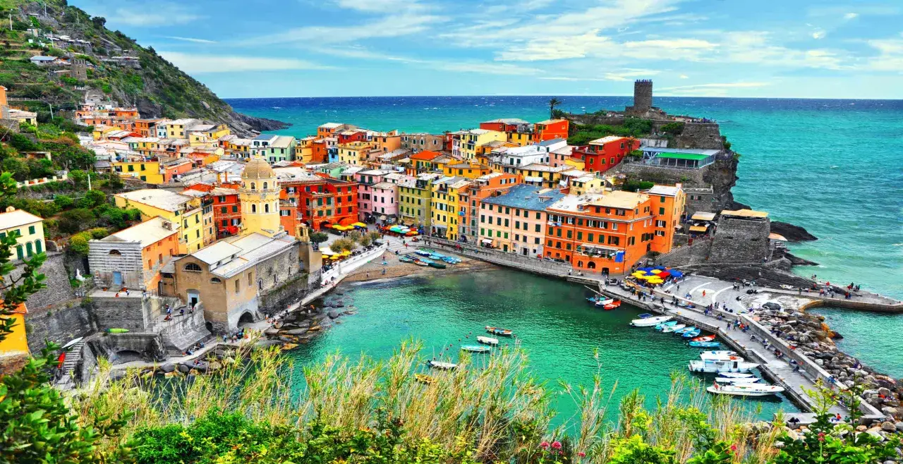 Vernazza, una delle perle delle Cinque Terre, con le sue case colorate a picco sul mare turchese. Un sogno per le vacanze.