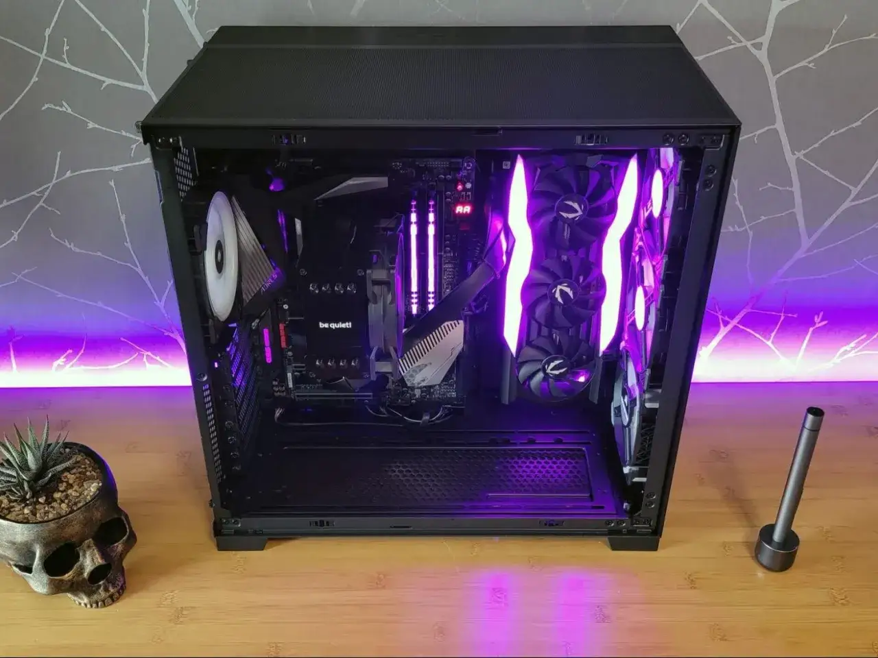 Ein ge&ouml;ffneter PC mit lila RGB-Beleuchtung. Die L&uuml;fter der Grafikkarte leuchten hell. Die CPU-Temperatur liegt bei 80 Grad.