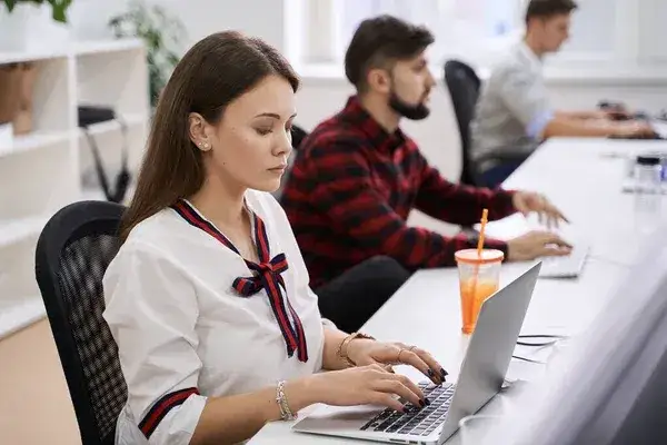 Młodzi ludzie pracujący w biurze IT