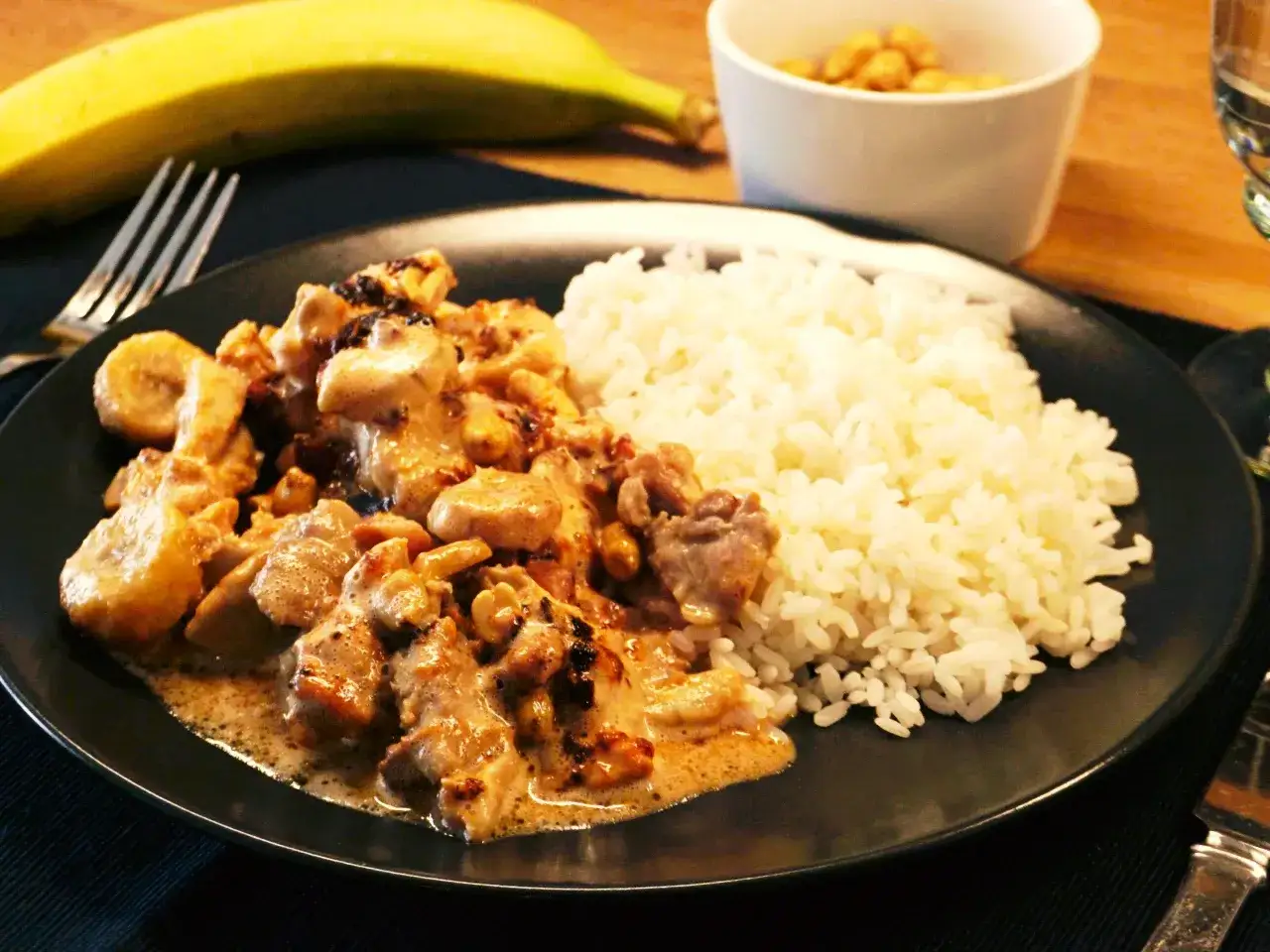 En krämig kycklinggryta med banan och ris. Ett spännande recept med banan som ger en söt och mild smak.