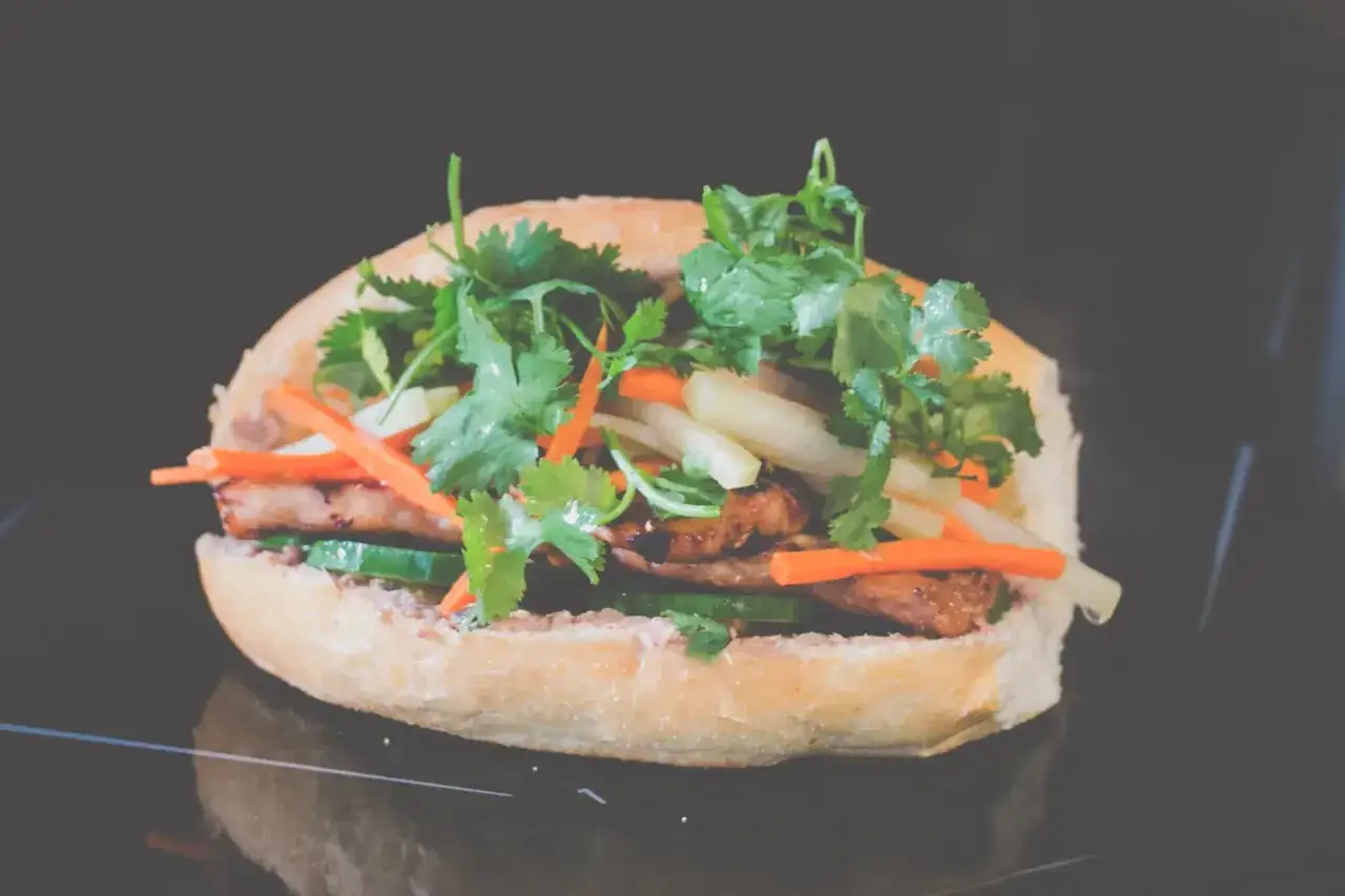 En saftig banh mi med grillat k&ouml;tt, krispiga gr&ouml;nsaker och f&auml;rsk koriander. En smakexplosion i varje tugga!
