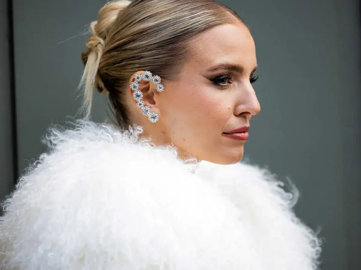 Moño alto despeinado boda con pendiente de brillantes. Elegancia y estilo para un día especial.