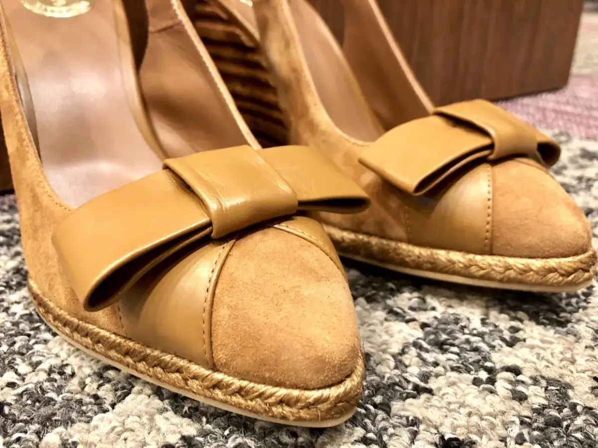 Eleganckie buty z nubuku z kokardką. Warto je mieć w swojej szafie!