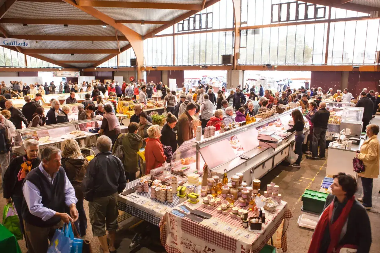 March&eacute; anim&eacute; &agrave; Brive-la-Gaillarde, o&ugrave; les visiteurs font leurs courses parmi les &eacute;tals de produits frais et locaux.