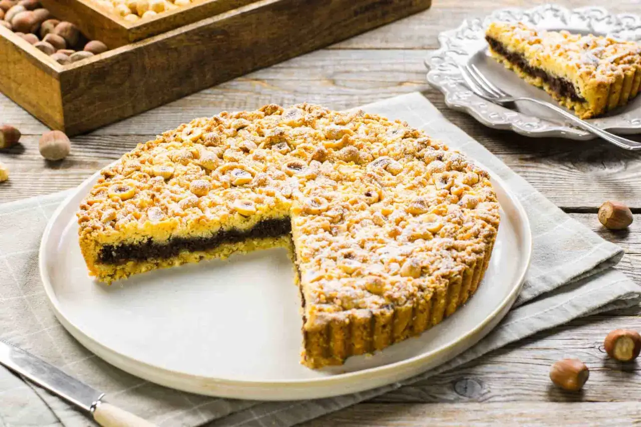Sbriciolata alla Nutella con tante nocciole croccanti, un dolce perfetto per ogni occasione.