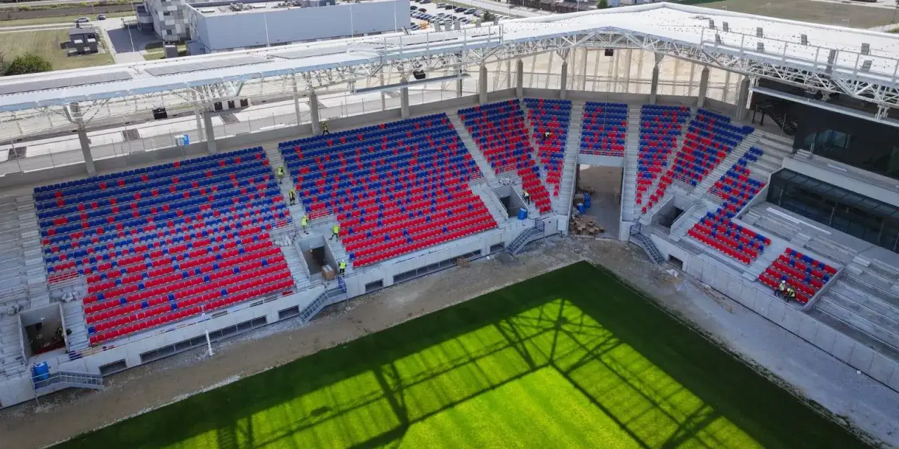 Nowe trybuny stadionu Odra Opole w czerwono-niebieskich barwach czekają na kibiców.