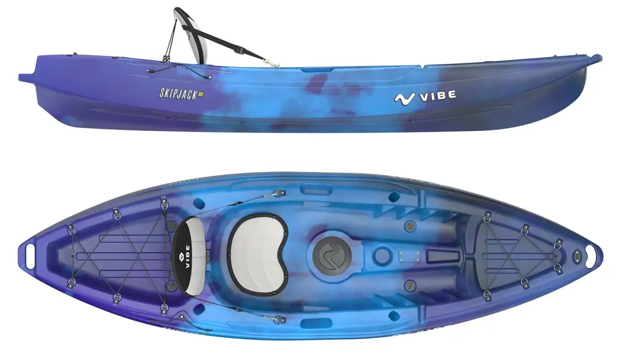 Zwei Ansichten eines blauen und violetten Vibe Skipjack 90 Kajaks, bereit f&uuml;r einen Sit-on-Top-Kajak-Test.
