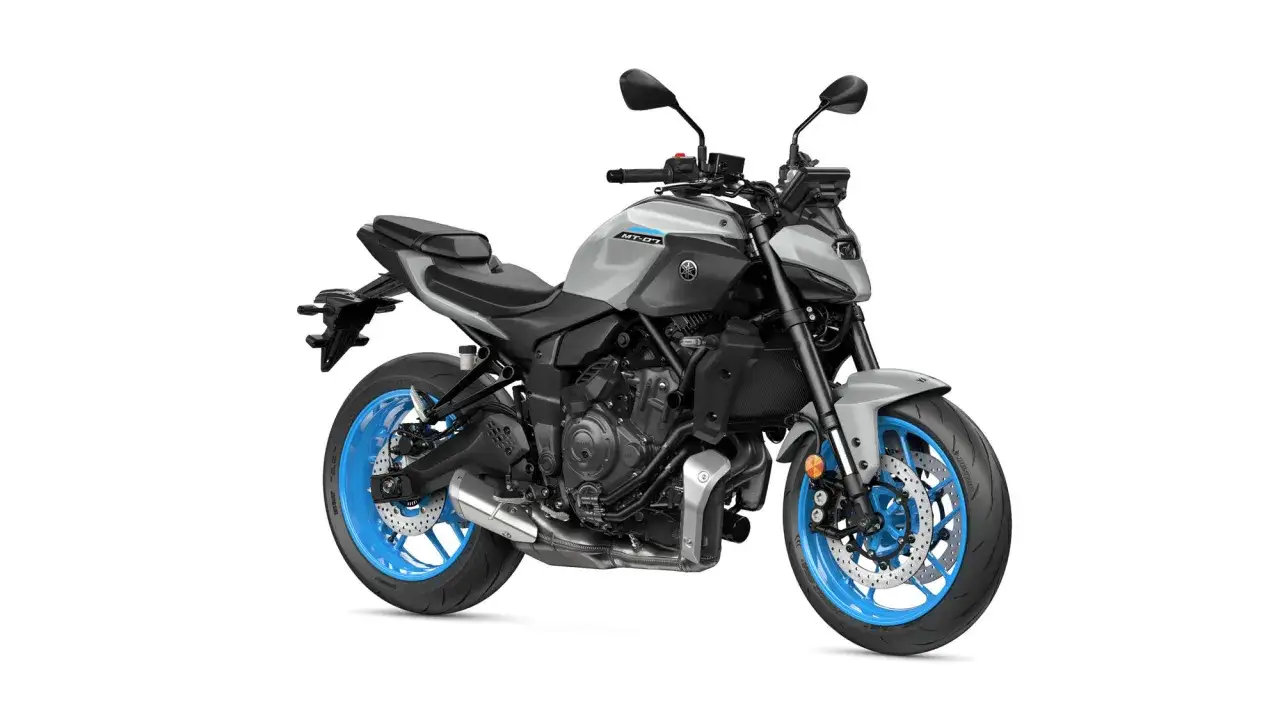 Szary motocykl Yamaha MT-07 z niebieskimi felgami, gotowy na podbój dróg.
