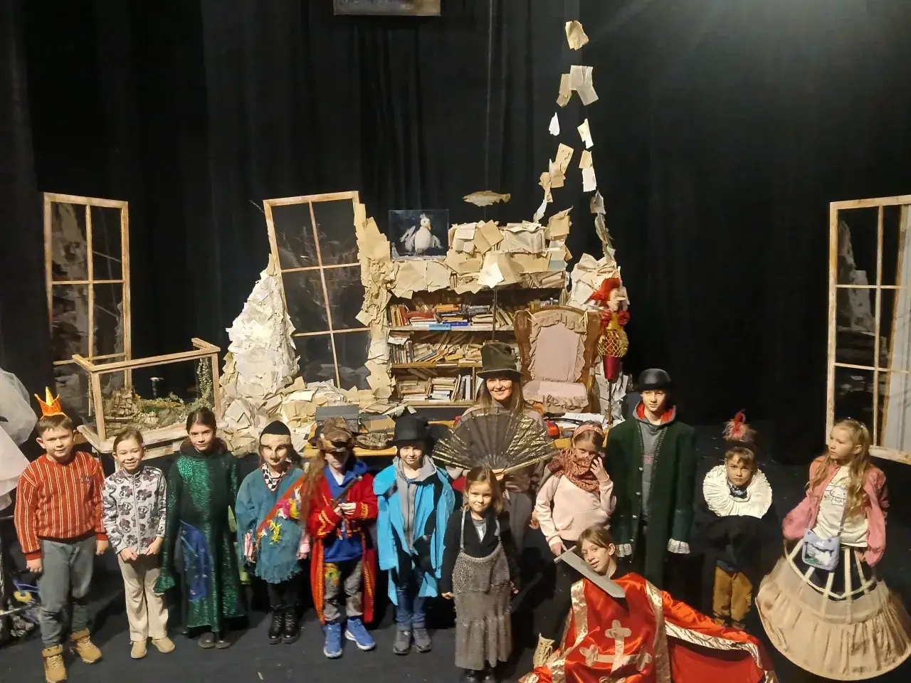 Dzieci w kostiumach na scenie. To jest teatr – miejsce, gdzie opowiada się historie i przeżywa przygody.