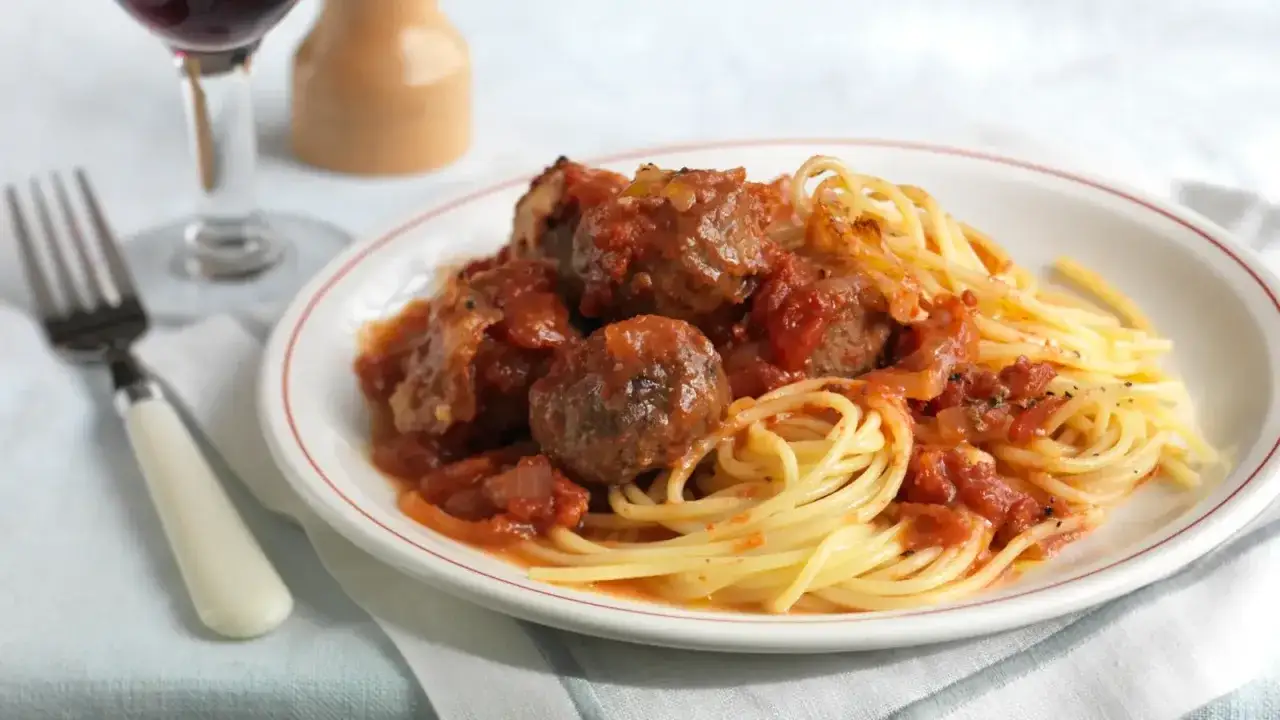 En tallrik med spaghetti och saftiga k&ouml;ttbullar i tomats&aring;s, en klassisk r&auml;tt med albondigas de carne con salsa.