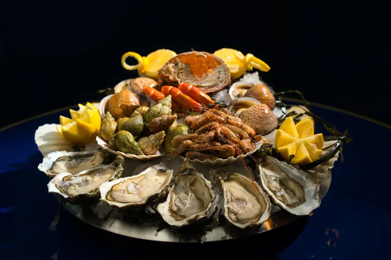 Plateau de fruits de mer : huîtres, crevettes, bulots, langoustines et tourteau. Un délice pour savoir comment faire un plateau de fruits de mer.