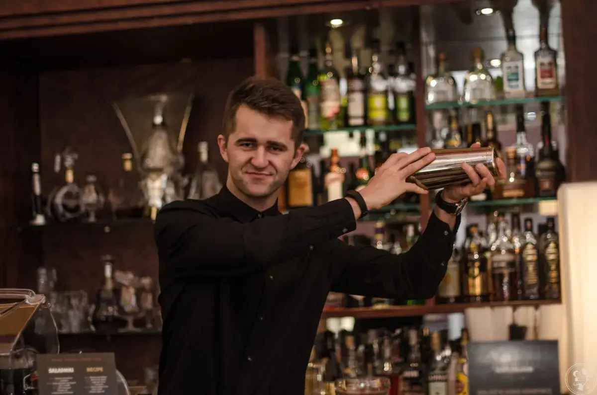 barman w eleganckim barze w Toruniu