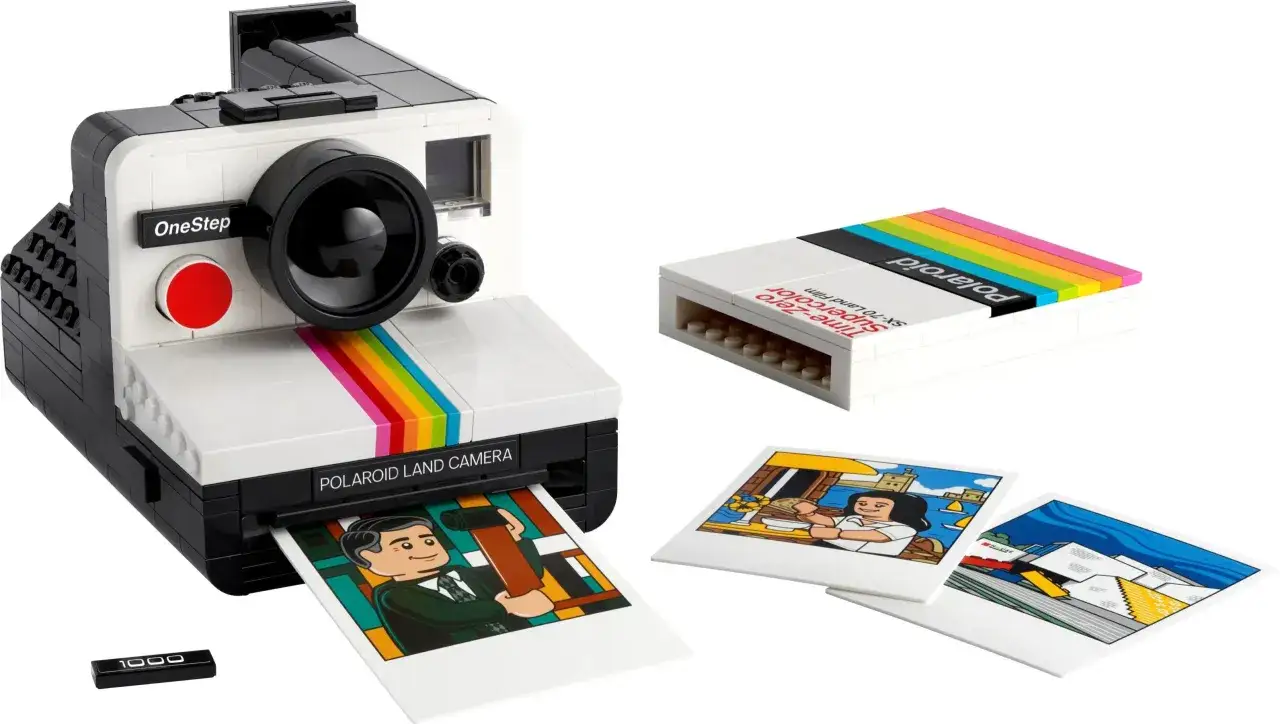 Klocki LEGO Polaroid Land Camera z tęczowym paskiem i filmami. Może to wyjaśniać, dlaczego popularny raper zbiera klocki LEGO i ma na nie osobny pokój.