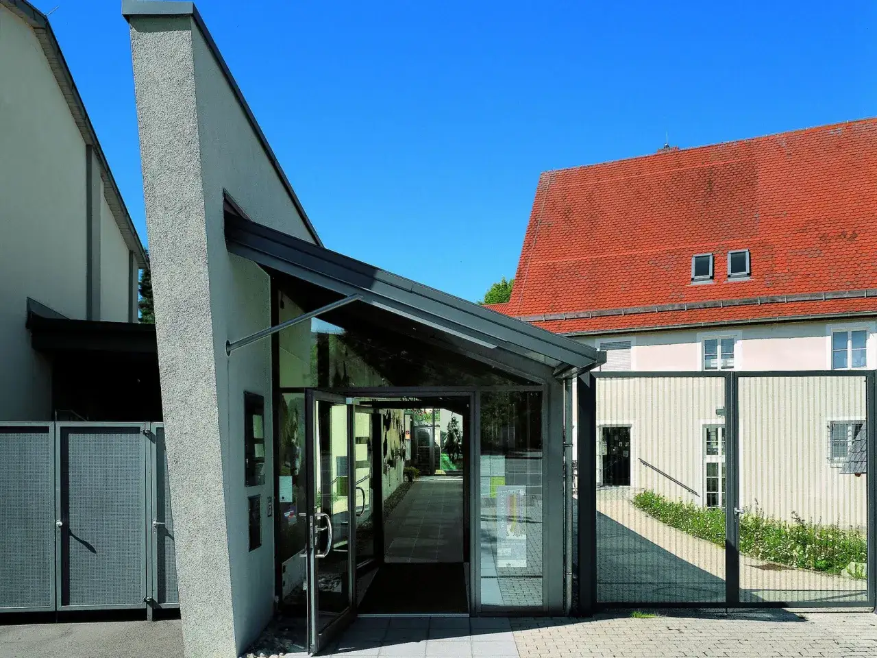 Moderne Architektur am Alamannenmuseum Ellwangen mit Glasfront und rotem Ziegeldach.
