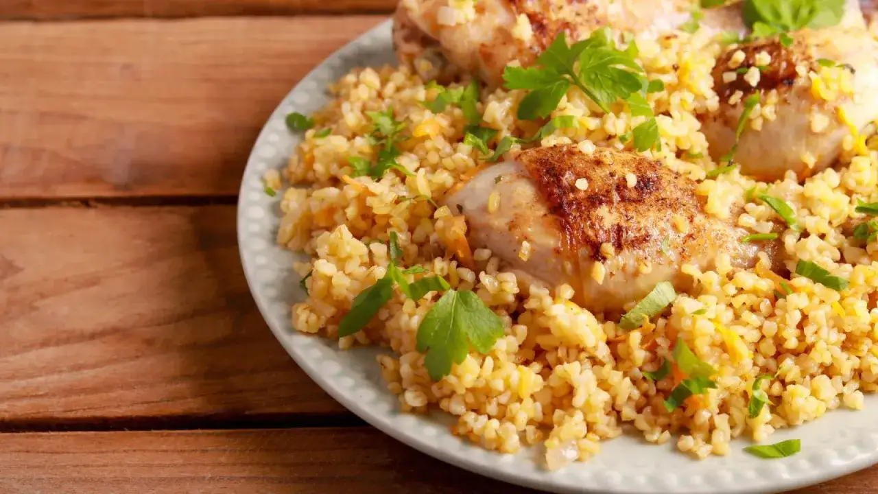 Pollo con cusc&uacute;s y perejil. Una forma deliciosa de aprender como hacer cous cous.