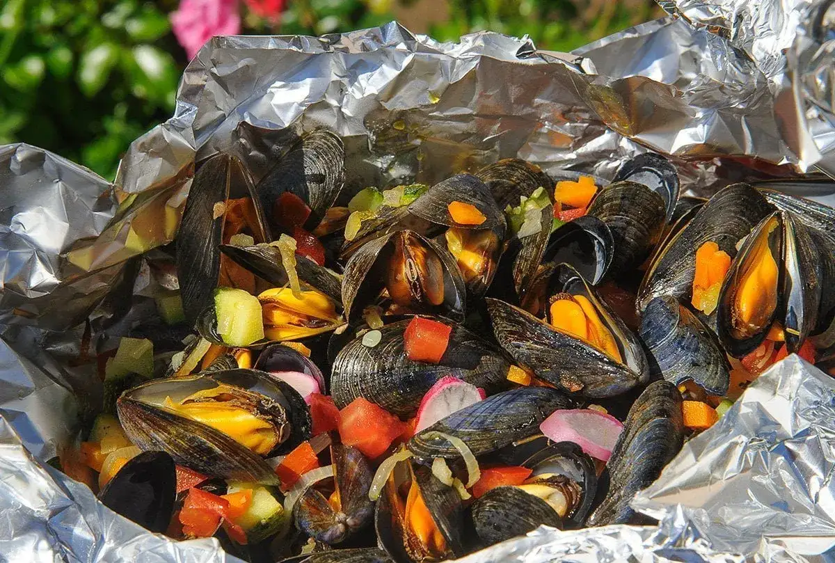 Moules au barbecue vin blanc, cuites en papillote avec des légumes colorés. Un délice estival !