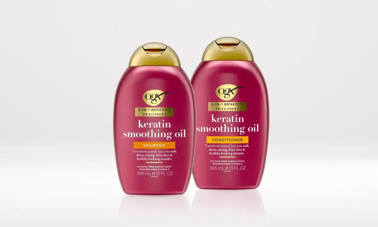 Två flaskor OGX Keratin Smoothing Oil, schampo och balsam, för mjukt och glansigt hår. Ger dig den där härliga känslan av olja i håret.