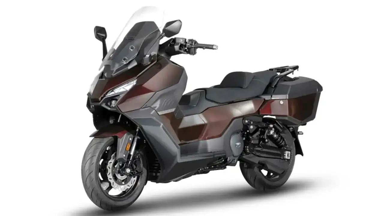 Elegancki skuter z kuframi, jeden z wielu rodzaj&oacute;w motocykli, idealny na długie trasy.