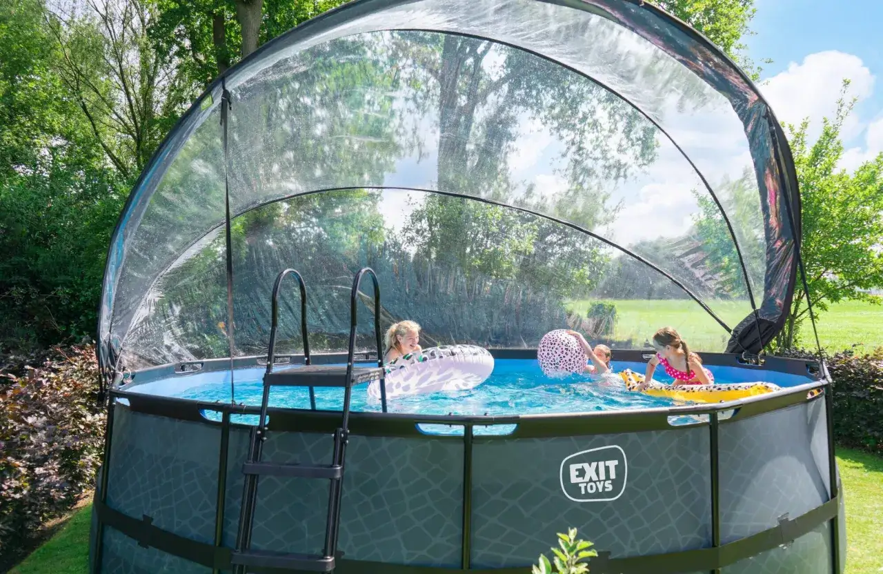 Kinder planschen im Pool unter einer Kuppel, die hilft, das Wasser zu pool heizen. Sonnenschein und Badespa&szlig; im Garten.