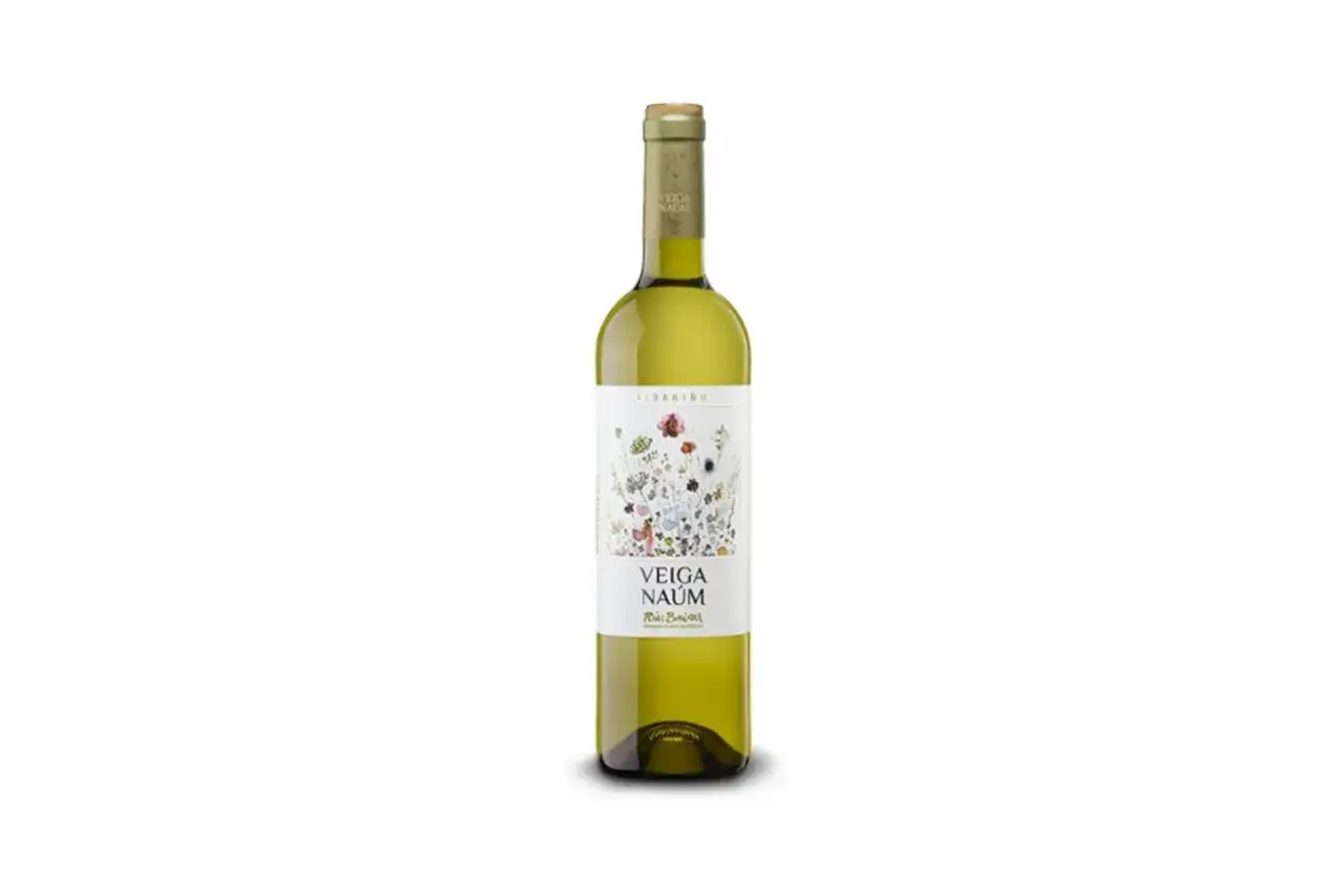 Botella de vino blanco Albari&ntilde;o Veiga Naum. Su etiqueta floral sugiere un vino fresco y seco, ideal para maridar.