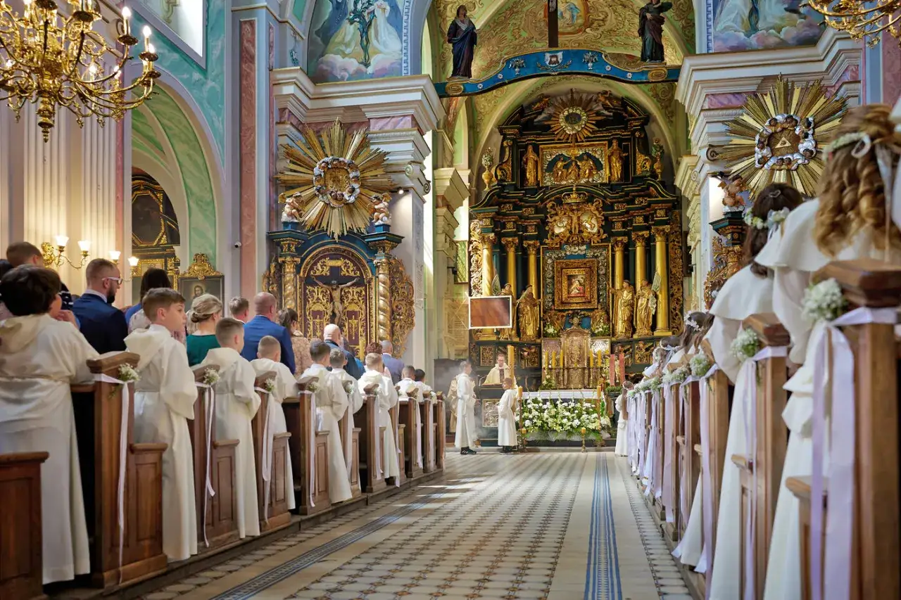 Dzieci w bieli podczas nabożeństwa w cerkwi. Czy można fotografować wnętrza cerkwi podczas nabożeństwa? Tak, jeśli nie przeszkadza to wiernym.