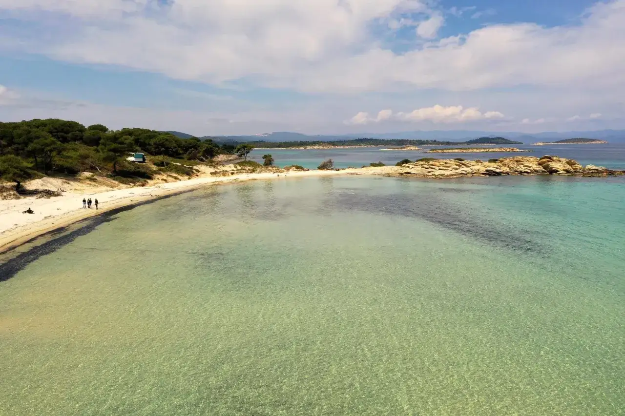 Piękne, piaszczyste chalkidiki plaże z turkusową wodą i skalistymi wysepkami.
