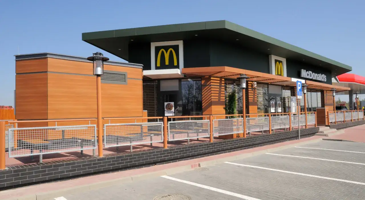 Nowy McDonald's z drewnianymi elementami. Marzysz o krewetkach z McDonald's?