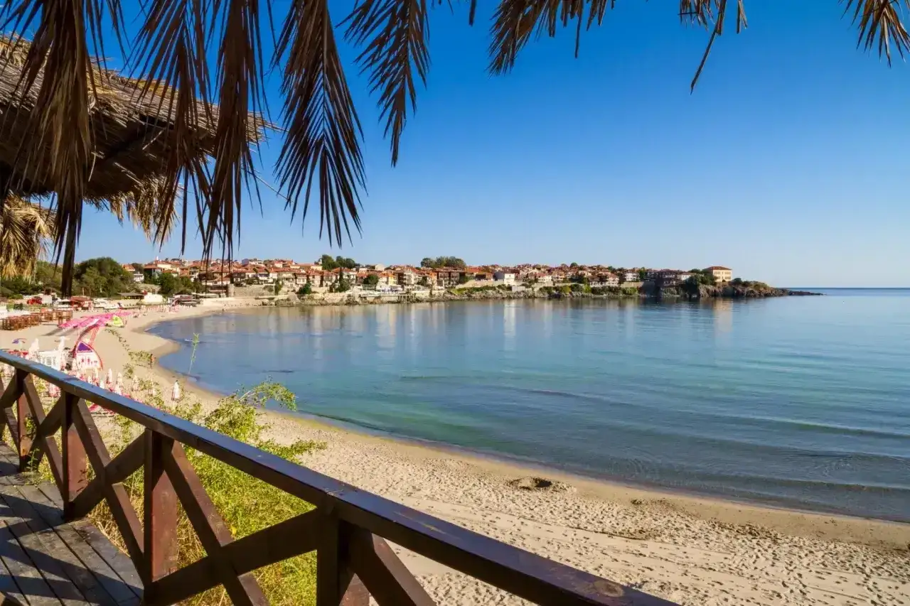 Piękna plaża i spokojne morze, idealna pogoda w maju w Bułgarii. Widok na miasteczko z czerwonymi dachami.