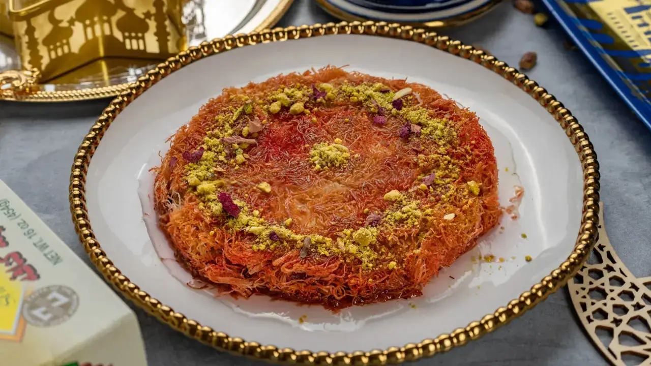 En gyllene, krispig kunafa med pistagenötter och rosblad. Ett perfekt recept för en söt avslutning.