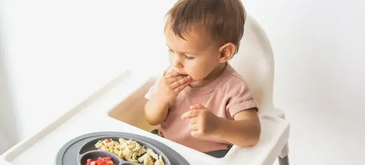 niemowle jedzące samodzielnie BLW