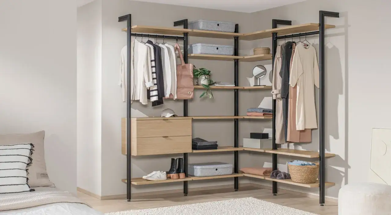 Schickes Regal-System für ein kleines Ankleidezimmer. Ideen für Ordnung: Kleiderstange, Schubladen, Körbe und Boxen.