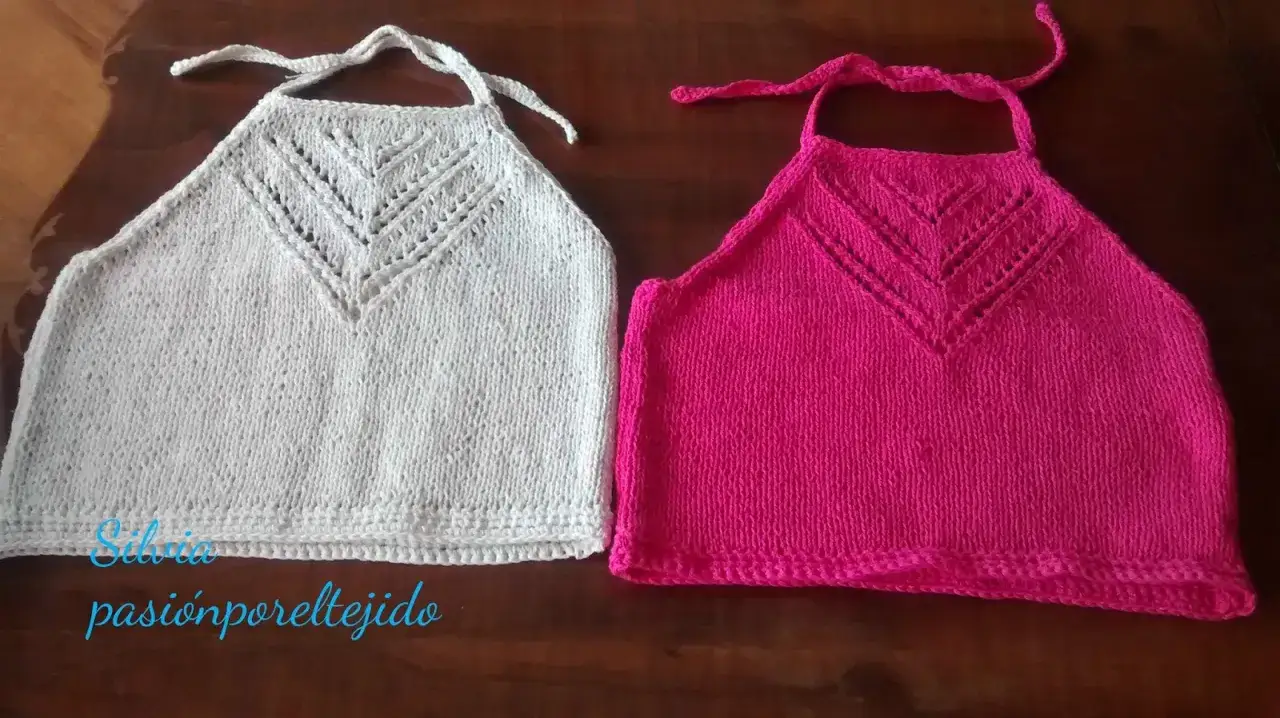 Dos tops tejidos a dos agujas, uno blanco y otro fucsia, con escote en V y tirantes. &iexcl;Perfectos para lucir tus habilidades con estos top a dos agujas patrones gratis!