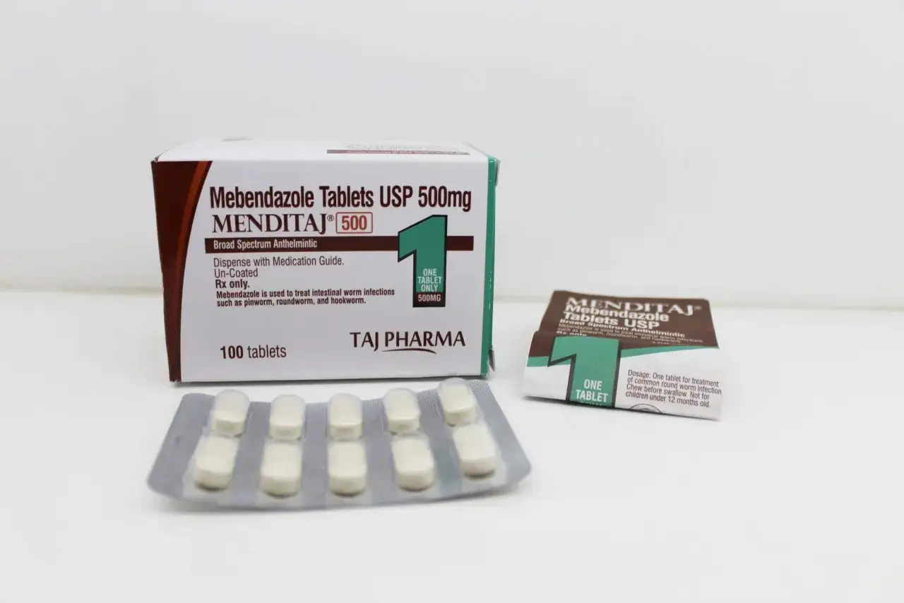 Opakowanie leku MENDITAJ 500mg, zawierające 100 tabletek. Stosowany na **vermix na co** - infekcje jelitowe, jak owsiki czy glisty.