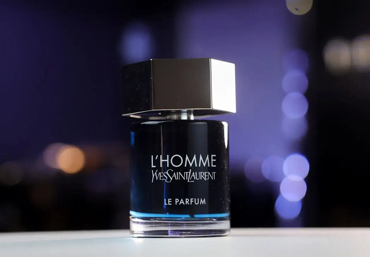 L'Homme Le Parfum od Yves Saint Laurent. Elegancki, męski zapach w ciemnogranatowej butelce, z metalową nakrętką.