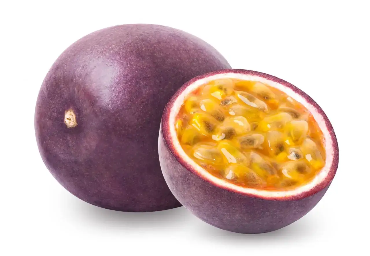 Un fruit de la passion entier et une moiti&eacute; r&eacute;v&eacute;lant sa pulpe juteuse et ses graines. Un d&eacute;lice tropical dont on se demande d'o&ugrave; vient le fruit de la passion.