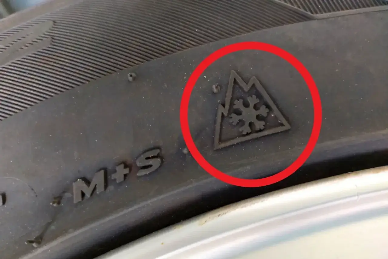 Opona z oznaczeniem 3PMSF (śnieżynka w górze) i M+S. Gotowa na zimowe wyzwania!