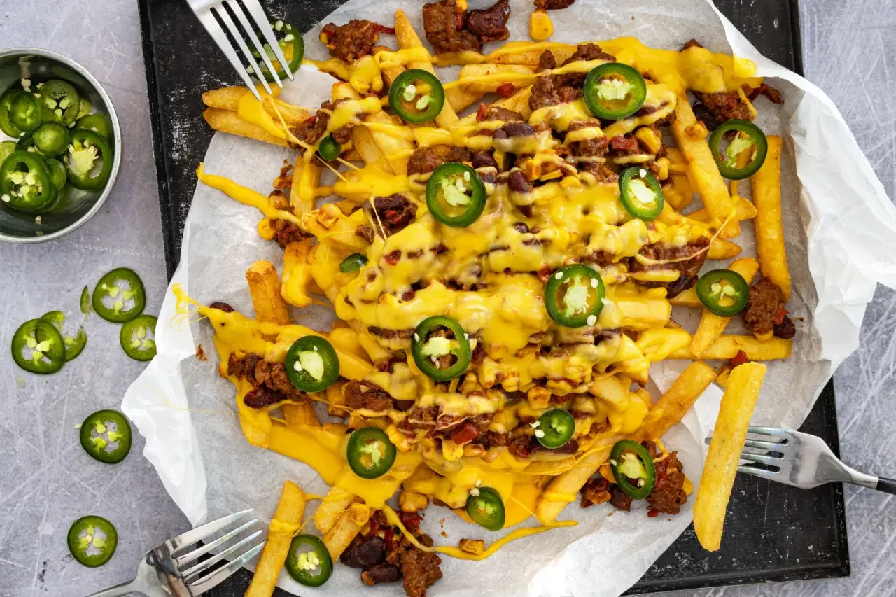 Herzhafte Chili Cheese Fries mit geschmolzenem K&auml;se, Hackfleisch und Jalape&ntilde;os. Ein Genuss f&uuml;r alle Sinne!