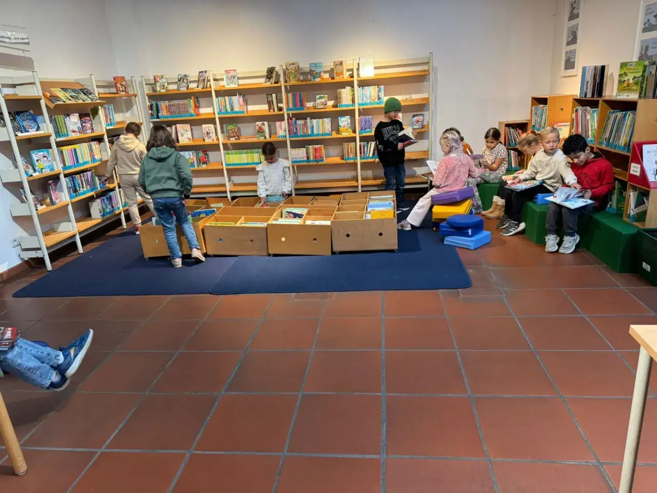 Kinder entdecken in der Bibliothek Wiehl spannende B&uuml;cher in gem&uuml;tlicher Atmosph&auml;re.