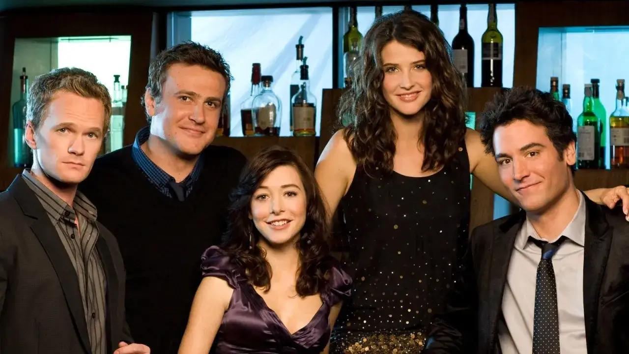 Jak poznałem waszą matkę obsada: Barney, Marshall, Lily, Robin i Ted pozdrawiają zza baru.