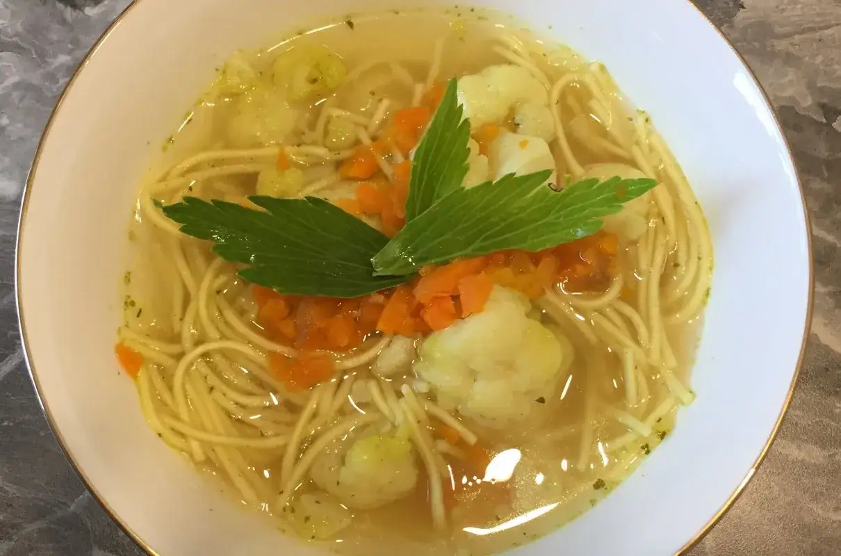 Aromatyczny rosół z makaronem, warzywami i natką pietruszki. Idealny na lekki posiłek, z niską zawartością kcal.