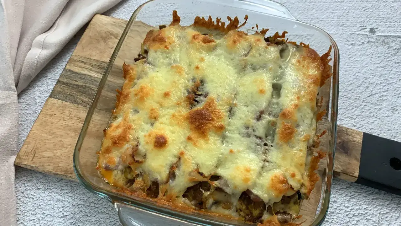 Pyszna zapiekanka z kalafiora i mięsa mielonego, zapieczona pod złotym serem. Idealna na obiad.