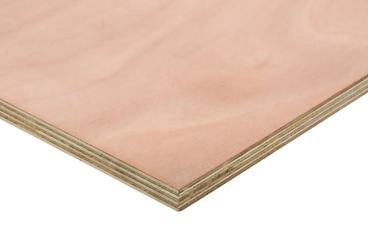 Tablero contrachapado de okume, con sus finas capas de madera que revelan la resistencia y belleza natural del okume arbol.