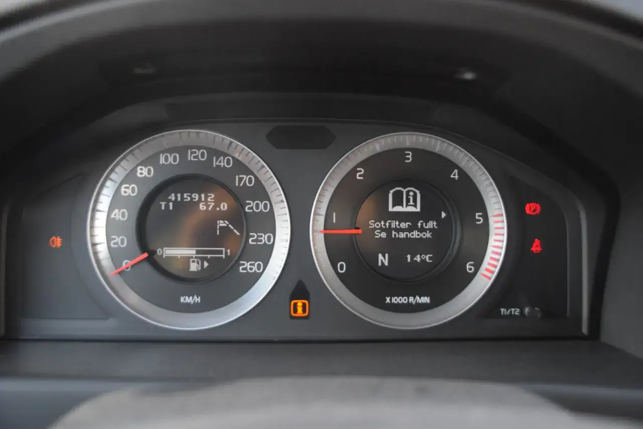 Volvo V70 instrumentpanel visar
