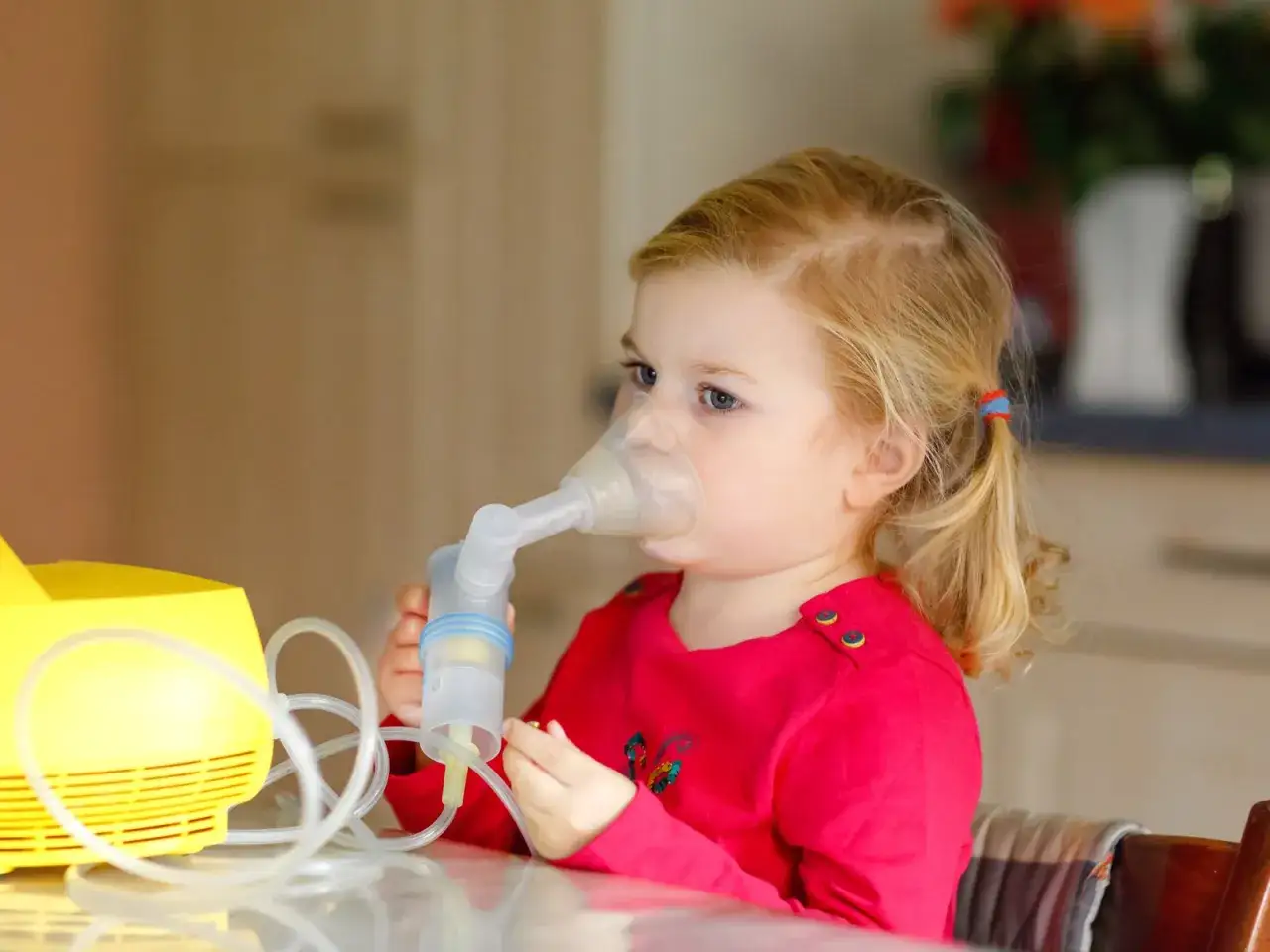 Kleines M&auml;dchen mit Inhalator. Mit guter Behandlung ist Kinder Asthma heilbar und die Kleinen k&ouml;nnen wieder frei atmen.