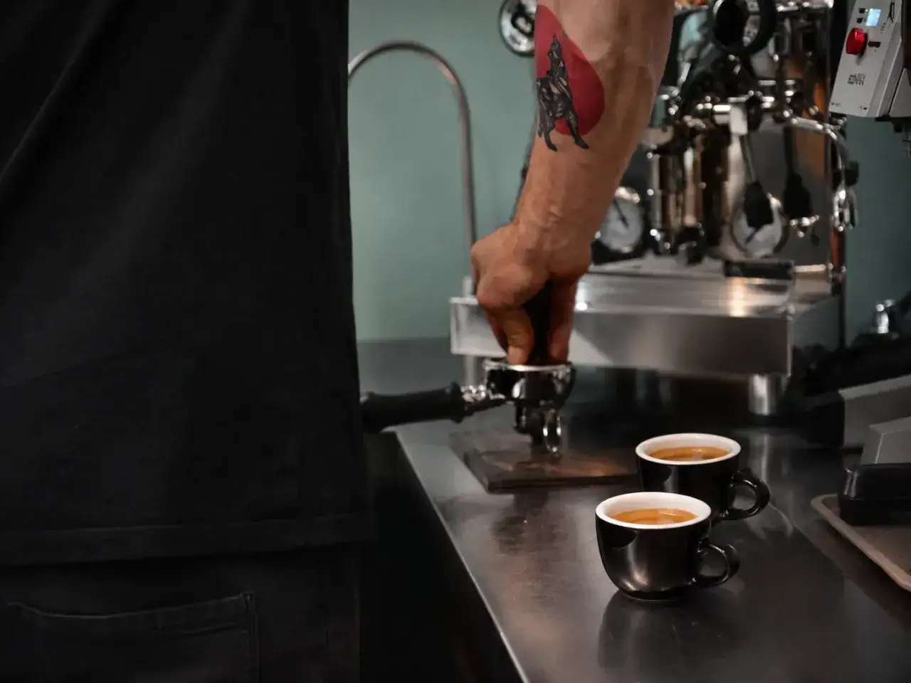Barista przygotowuje espresso. Zobacz, jak zrobić idealne espresso, krok po kroku, z pomocą profesjonalnego ekspresu.