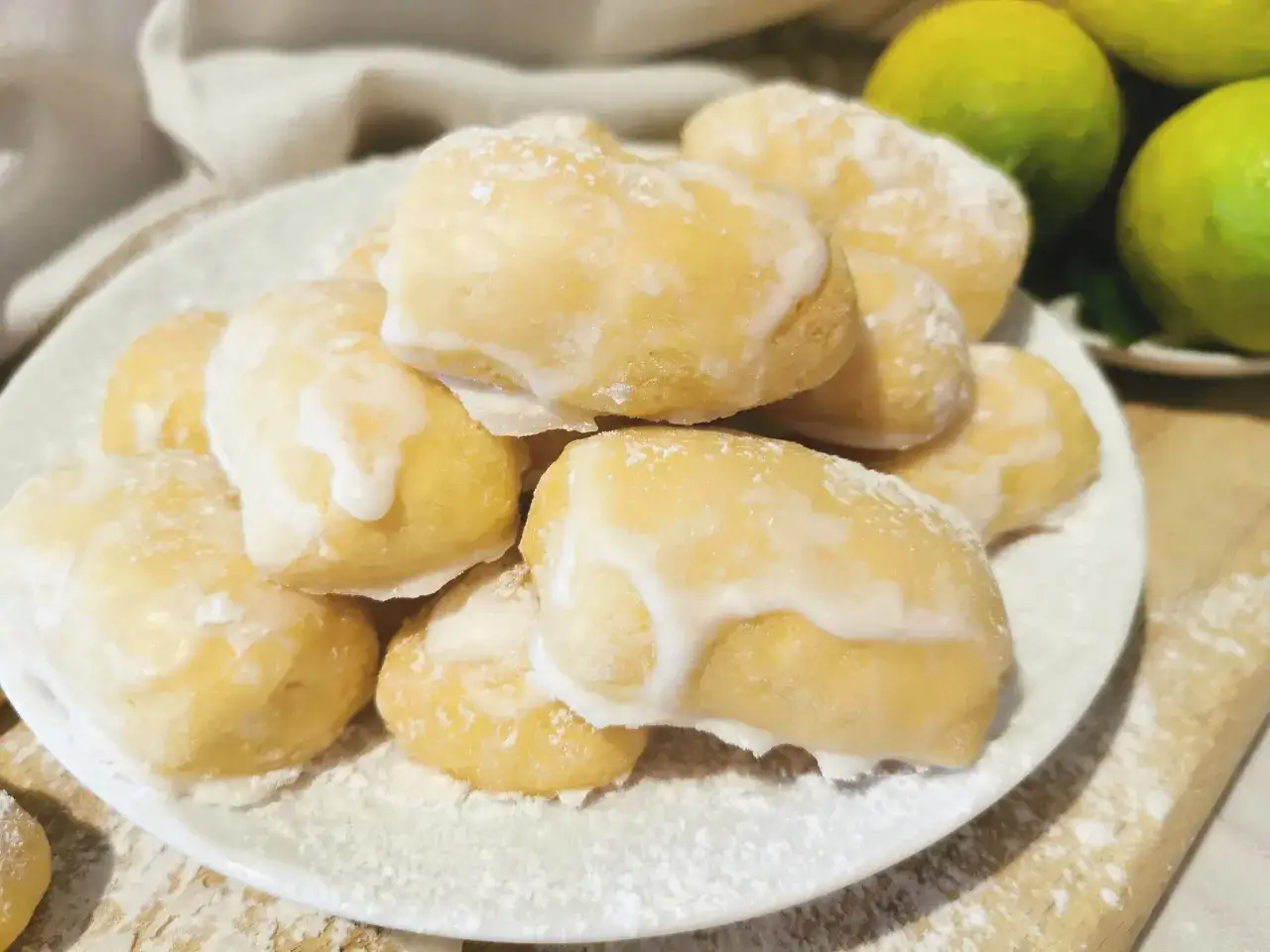 Dolcetti soffici ricoperti da una glassa bianca e spolverati di zucchero a velo, ricordano il profumo del gelo di limone.