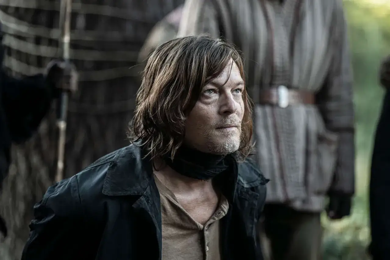 Daryl Dixon wpatruje się w dal, być może myśląc o przyszłości po The Walking Dead zakonczeniu.