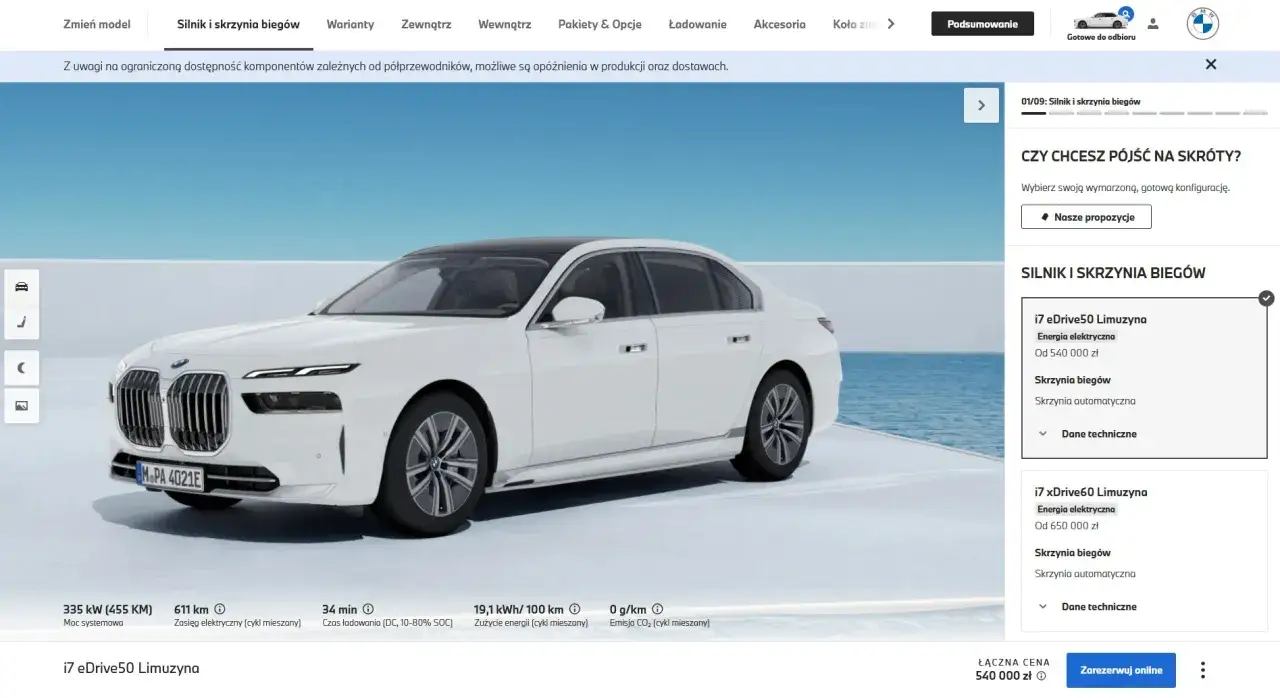 Białe BMW i7 eDrive50 Limuzyna z zasięgiem 611 km, prezentowane na tle wody i nieba. Konfiguracja silnika i skrzyni biegów.