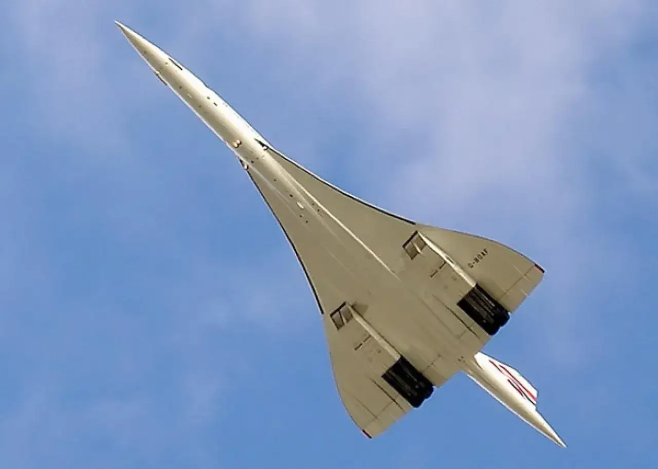 Concorde wznosi się na błękitne niebo. Lot trwał zaledwie 3,5 godziny z Londynu do Nowego Jorku.